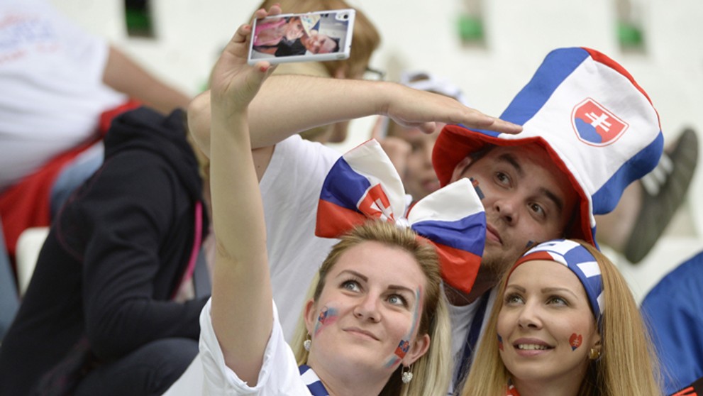 Slovenskí fanúšikovia si robie selfie pred zápasom s Anglickom.