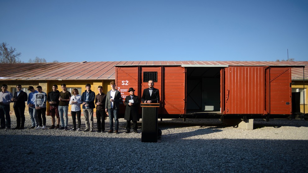 Pamiatku tisícok zavraždených Židov si uctili účastníci pietnej spomienky v Múzeu holokaustu v Seredi.