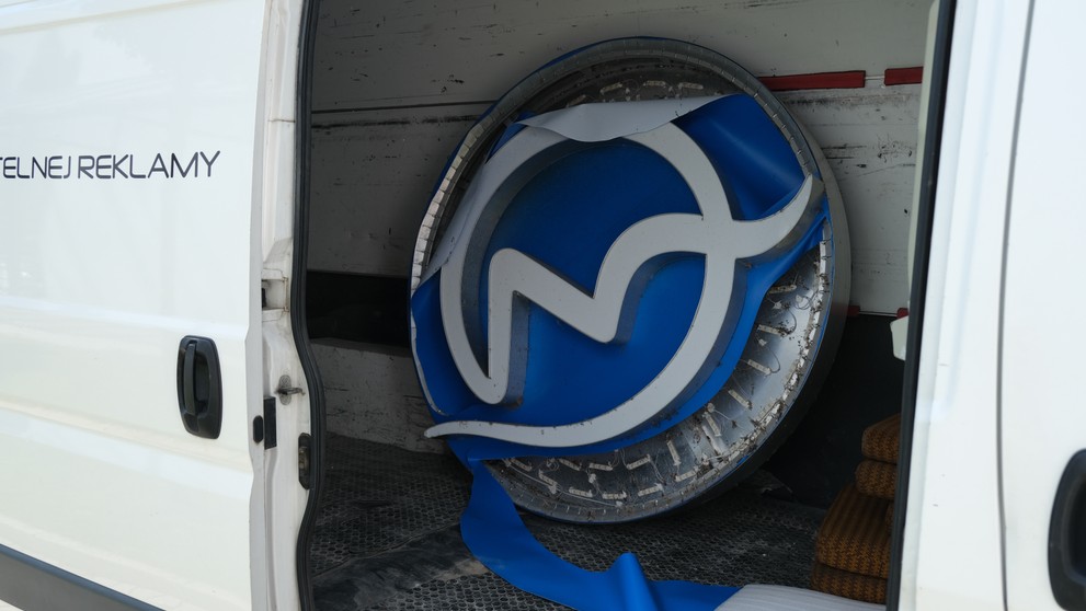 Výmena nového loga na budove TV Markíza.