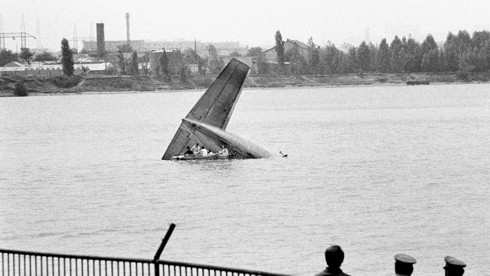 Na snímke z 30. júla 1976 je pohľad na záchranné práce po leteckom nešťastí pri Bratislave. (3).jpg