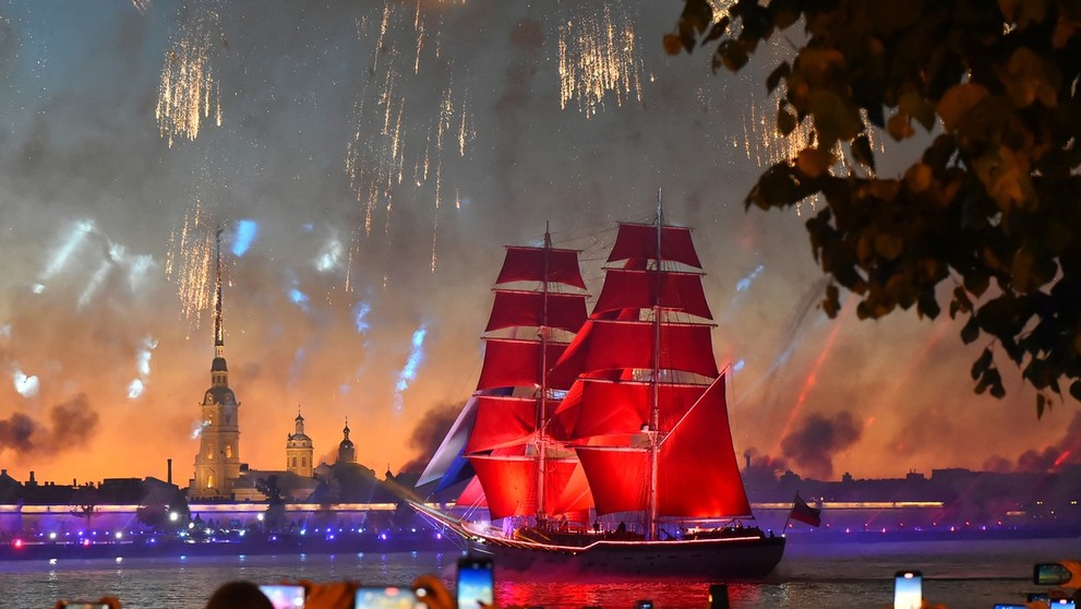 Ohňostrojom vysvietená historická plachetnica na rieke Neve v Petrohrade počas slávnosti Šarlátové plachty.