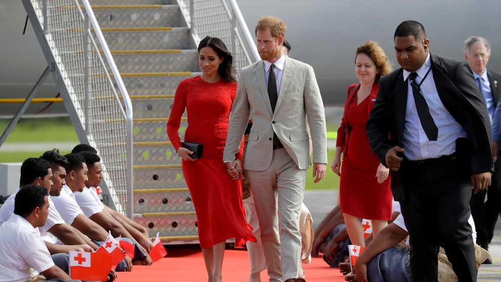 Britský kráľovský pár priletel na návštevu ostrova Tonga.