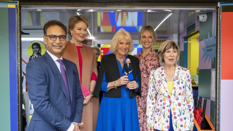 Kráľovná Kamila dostala bábiku so svojou podobizňou