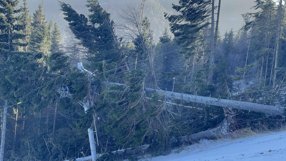Silný vietor napáchal škody v SKI Resorte Smrečiny.