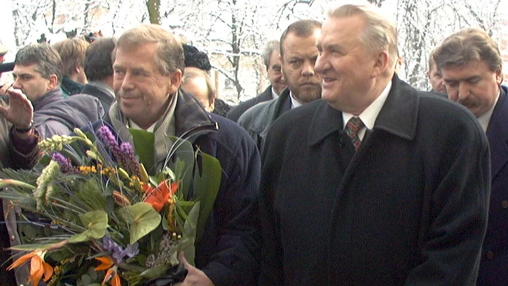 Prezident Michal Kováč privítal gratuláciou opätovne zvoleného českého kolegu Václava Havla v Levoči. (23. januára 1998).