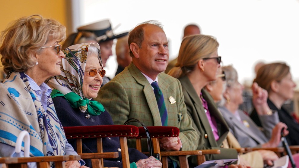 Alžbeta II v kráľovskej lóži