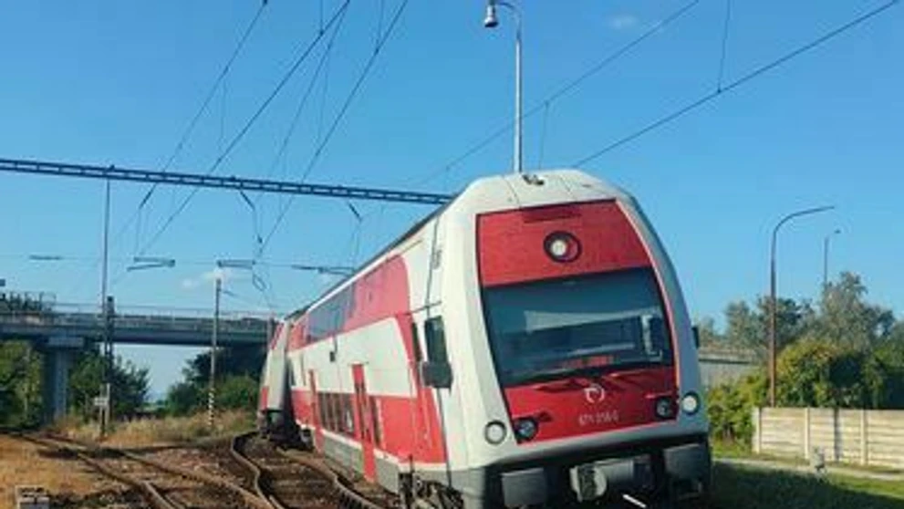 Vykoľajený vlak.