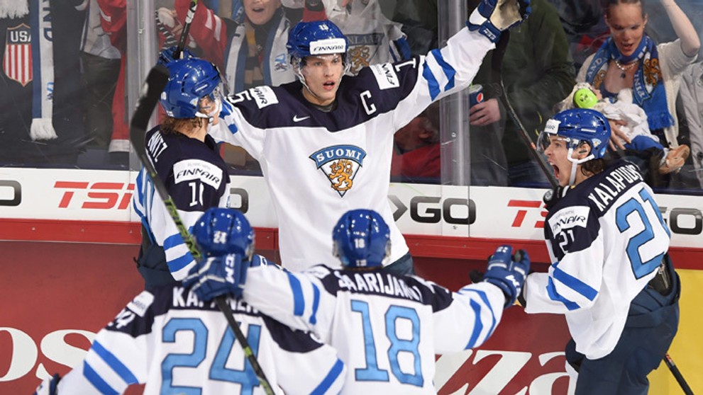  Kapitán fínskych hráčov do 20 rokov Mikko Rantanen počas finále MS proti Rusku.