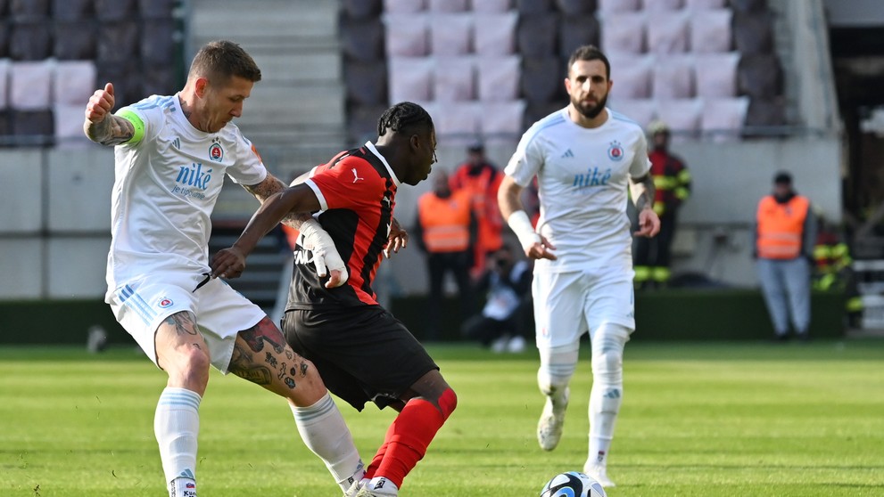 Vpravo hráč Spartaka Kelvin Ofori a kapitán Slovana Juraj Kucka v 6. kole nadstavbovej časti Niké ligy skupiny o titul.