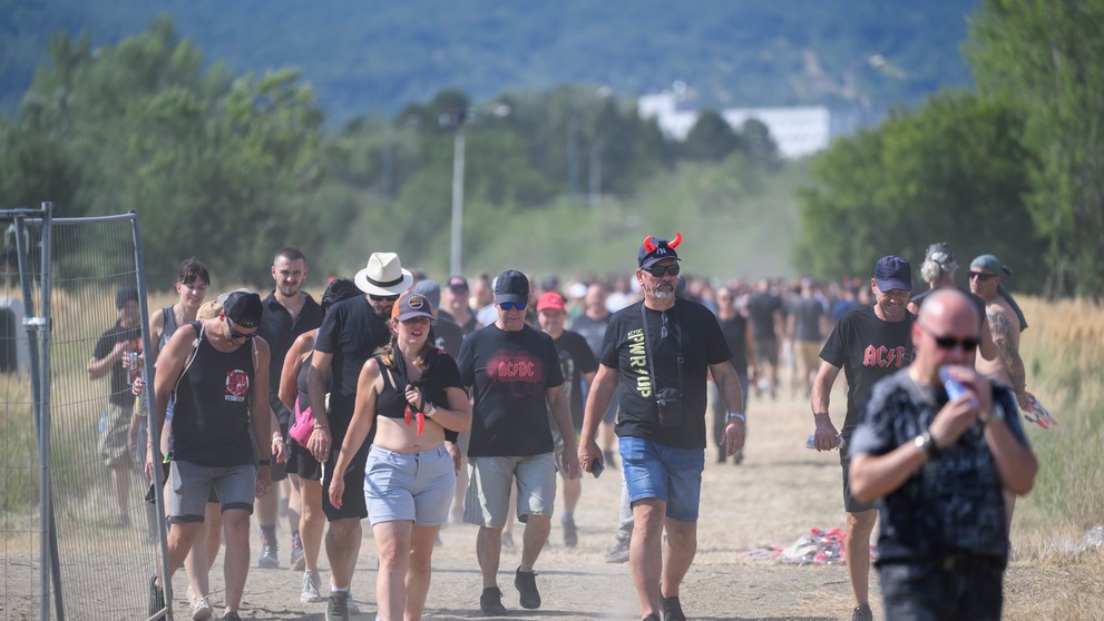 Fanúšikovia počas príchodu na koncert AC/DC.