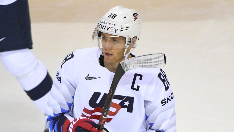 Brankár Patrik Rybár (vpravo) sa snaží chytiť puk pred Američanom Chrisom Kreiderom v zápase na MS 2019.