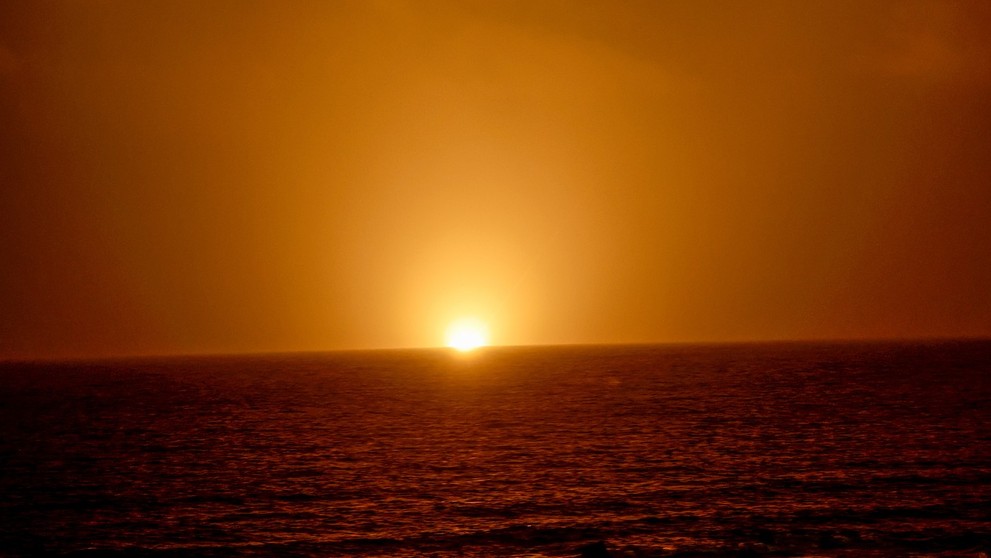 Požiar v dôsledku rakety vystrelenej z Iránu, ktorá zasiahla pobrežie pri Tel Avive, Izrael, 18. júna 2025.