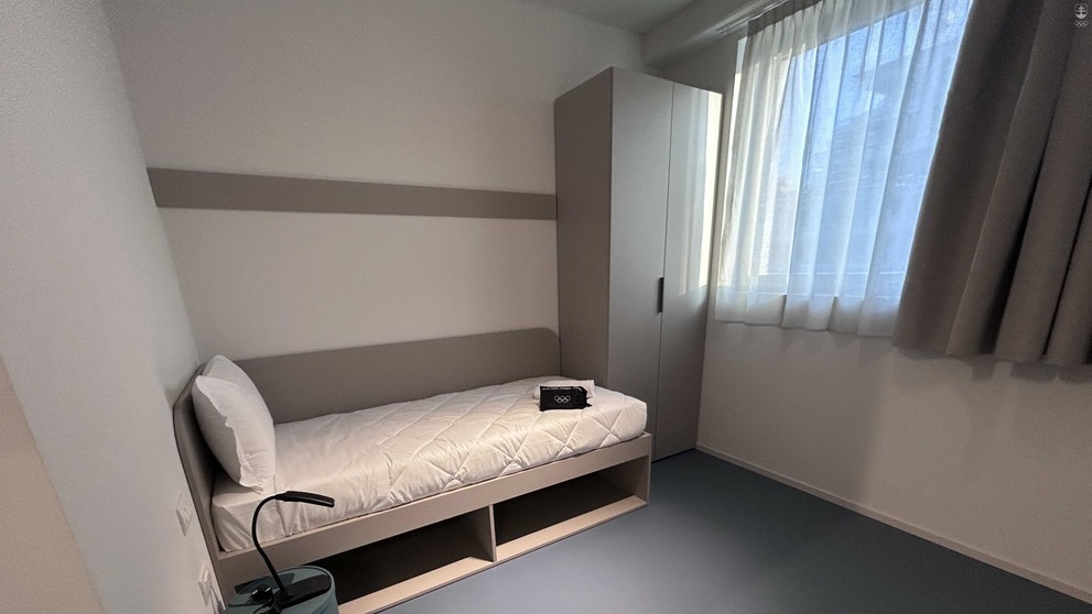 Jednoposteľová izba v Olympijskej dedine v Miláne.