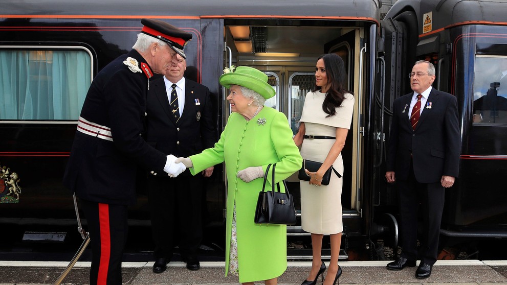 Meghan Markle robila spoločnosť kráľovnej Alžbete II. na oficiálnom otvorení nového mostu.