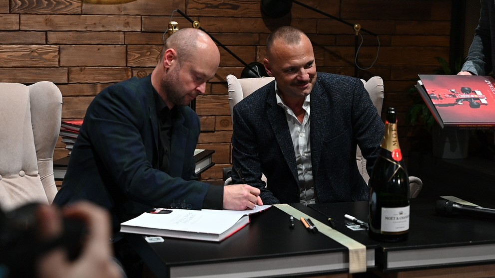 Venovanie do knihy sa ušlo aj bývalej trojke draftu NHL.