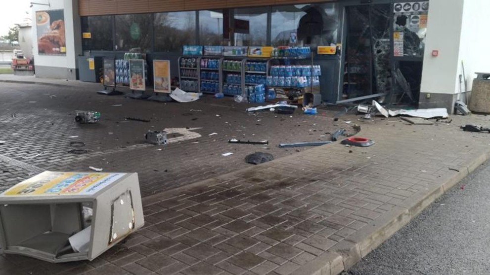 Na D1 vodič zdemoloval jeden zo stojanov na čerpacej stanici