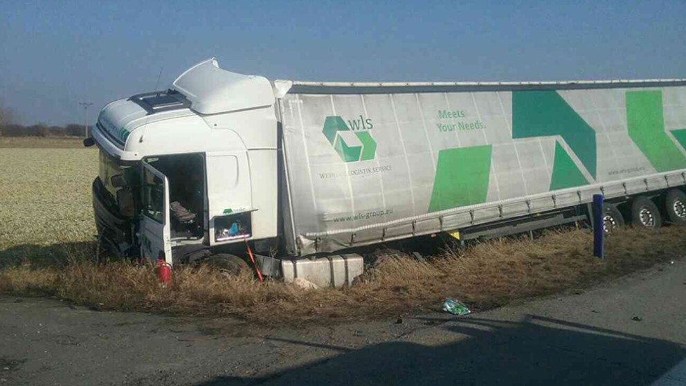 Kamión po nehode pri obci Kajal.