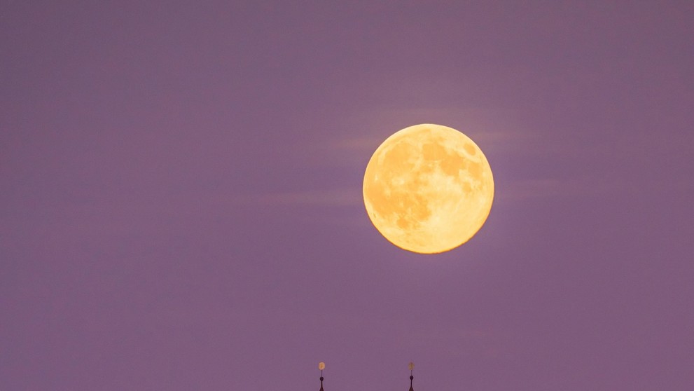 Novembrový spln nad Banskou Štiavnicou.