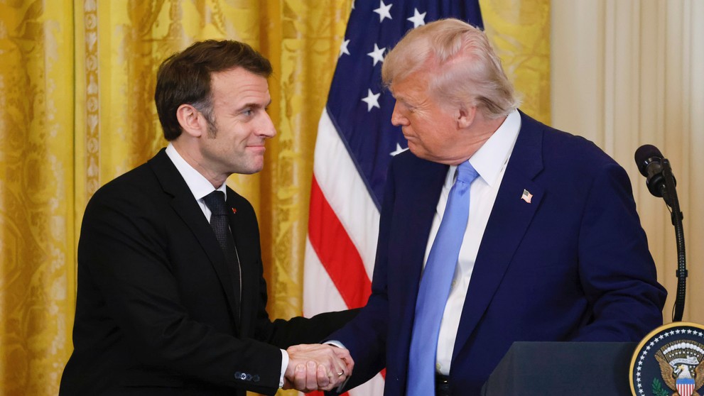 Emmanuel Macron si podáva ruku s Donaldom Trumpom počas ich stretnutia v Bielom dome.