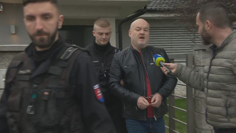 Bystríka Stanka odvádzajú v putách.