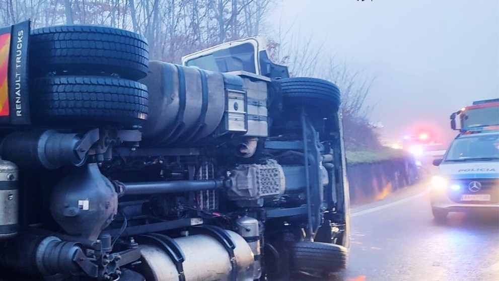 Prevrátený kamión.