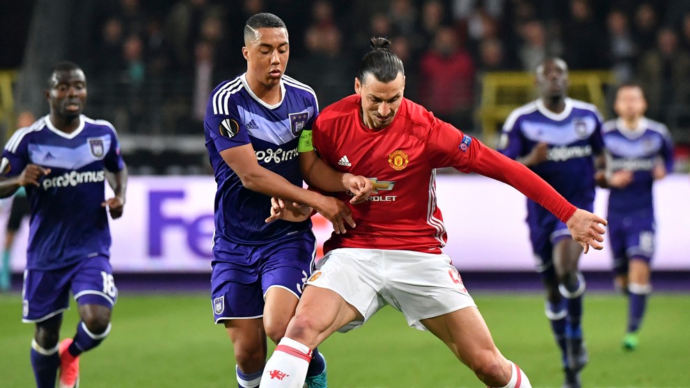Kapitán Anderlechtu Youri Tielemans (vľavo) v konfrontácii vo štvrťfinále EL proti ManUtd so Zlatanom Ibrahimovičom.