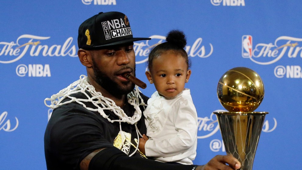 LeBron James s víťaznou cigarou, dcérkou a trofejov pre najužitočnejšieho hráča finále NBA.