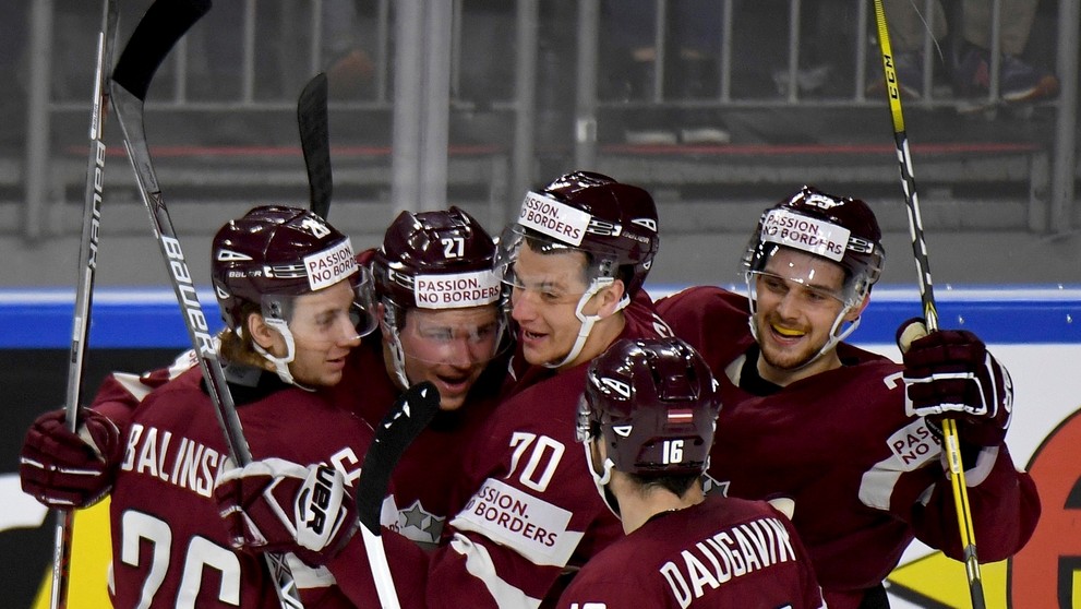 Radosť hráčov Lotyšska po góle v sieti USA v zápase MS 2017.