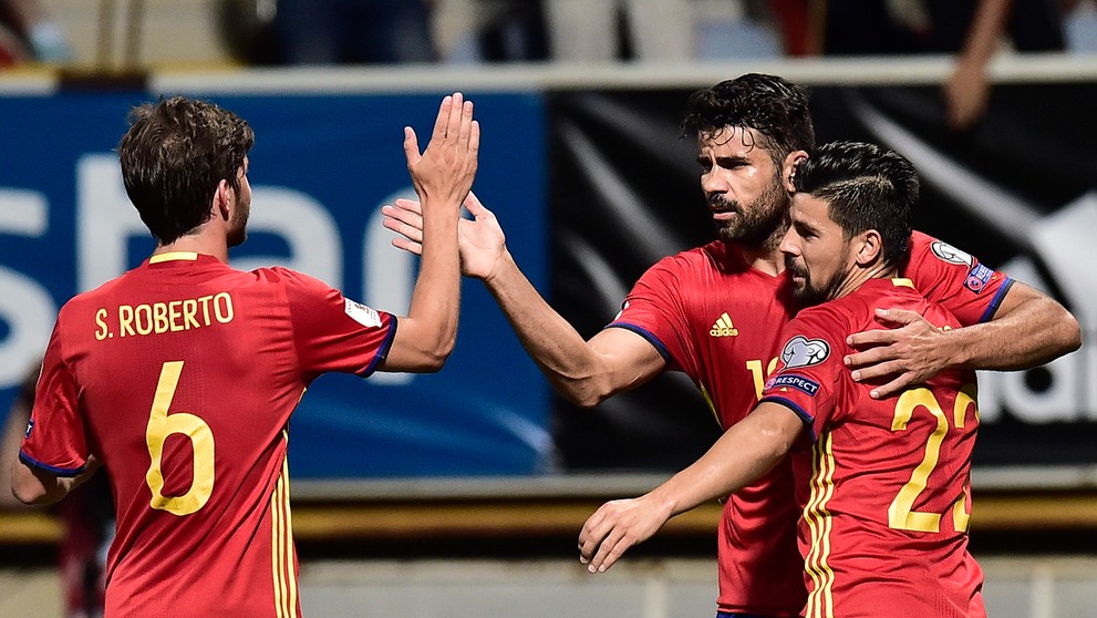 Španielska radosť v zostave zľava Sergi Roberto, Diego Costa Nolito v kvalifikačnom dueli proti Lichtenštajnsku.