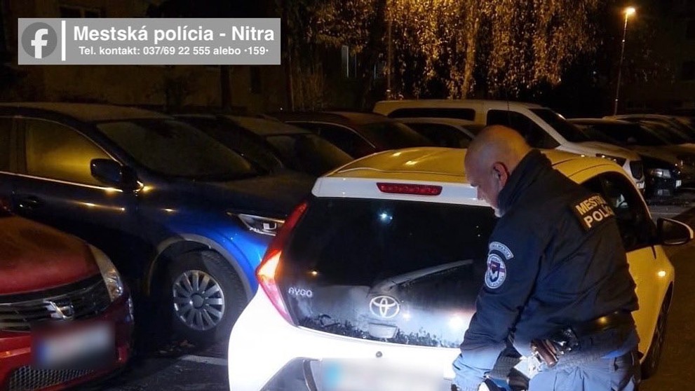 Kuriérovi spadli kľúče do kanála