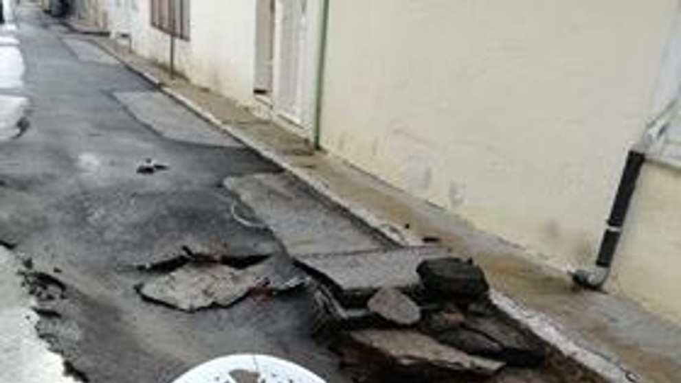 Zničené ulice po záplavách v Grécku.