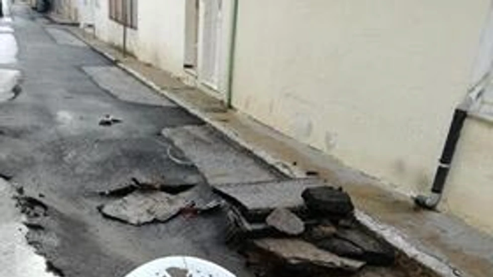 Zničené ulice po záplavách v Grécku.
