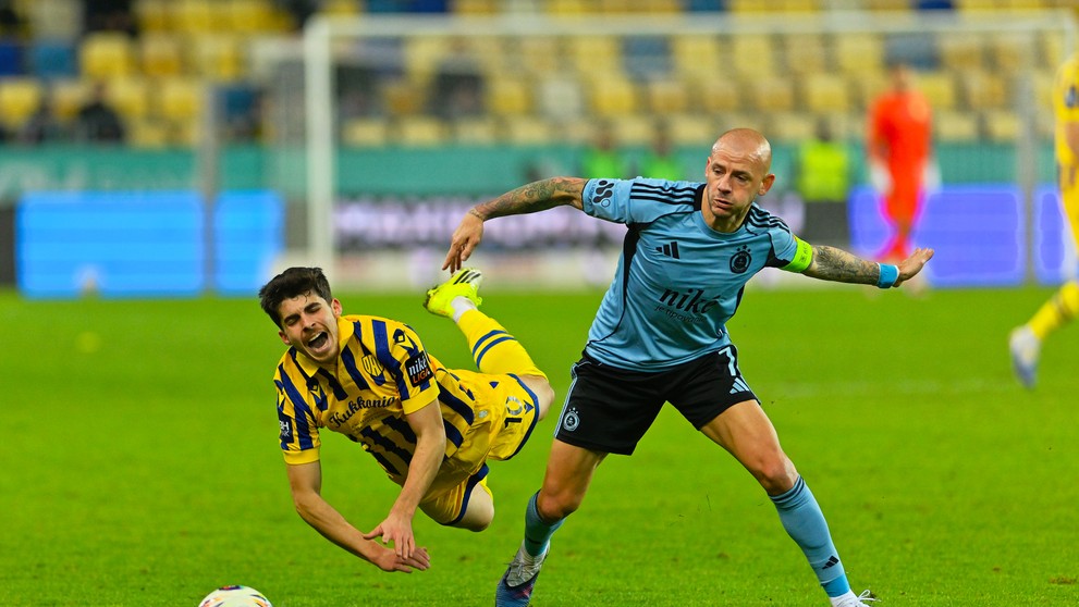 Futbalista DAC-u Ammar Ramadan (vľavo) a kapitán Slovana Vladimír Weiss ml. bojujú o loptu v 19. kole Niké ligy.