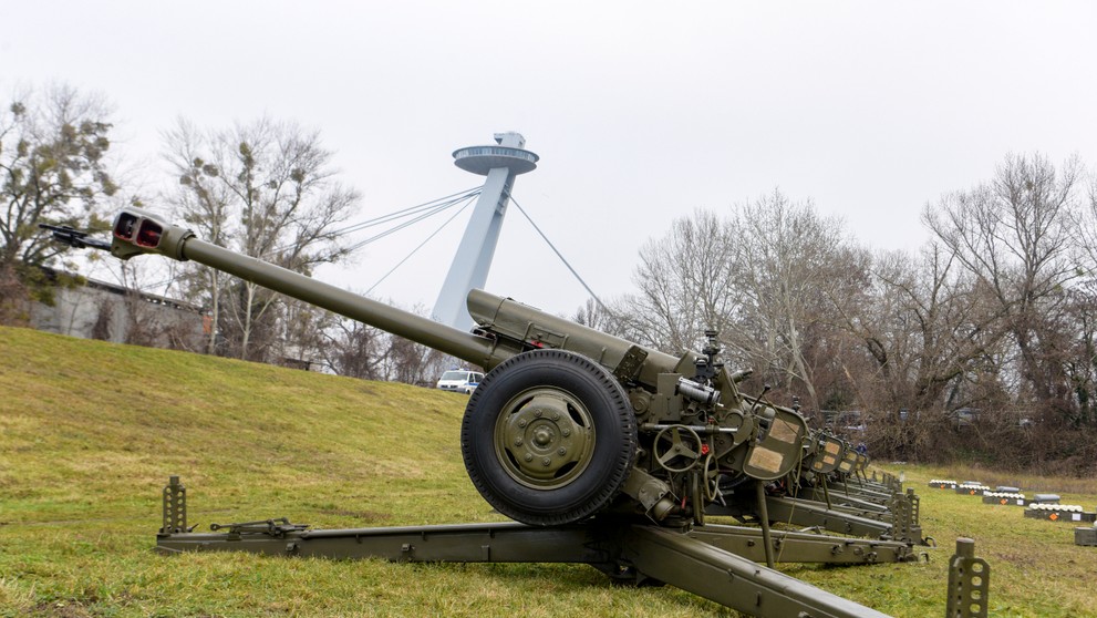 O salvy sa postarali delostrelci 21. samohybného delostreleckého oddielu generálmajora Alexandra Kordu z Michaloviec, s použitím ťahaných húfnic 122 mm HD-30.