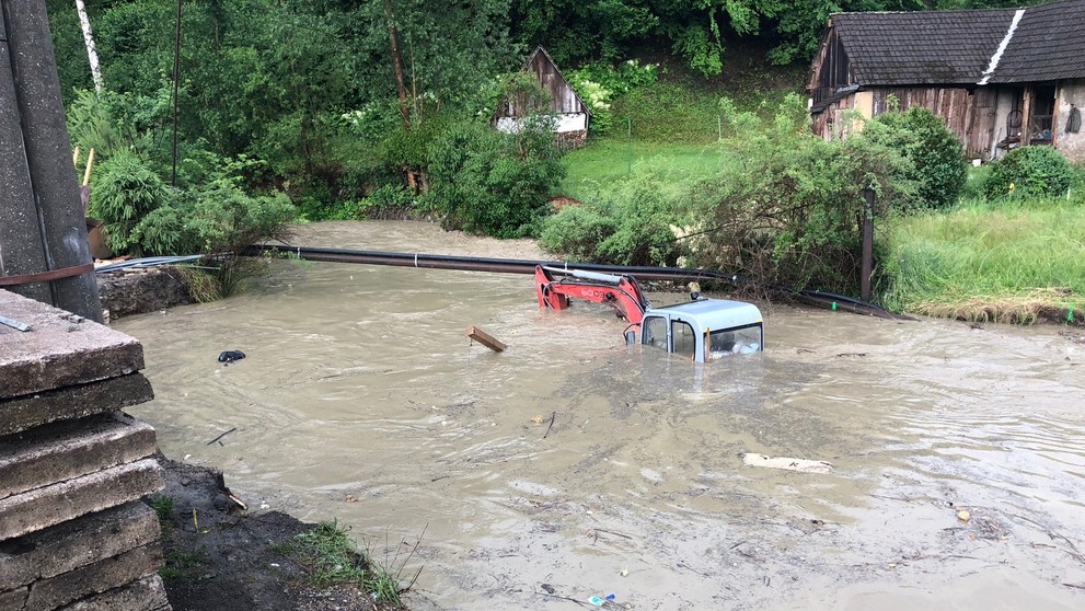 V Kysuckom Lieskovci voda strhla most.