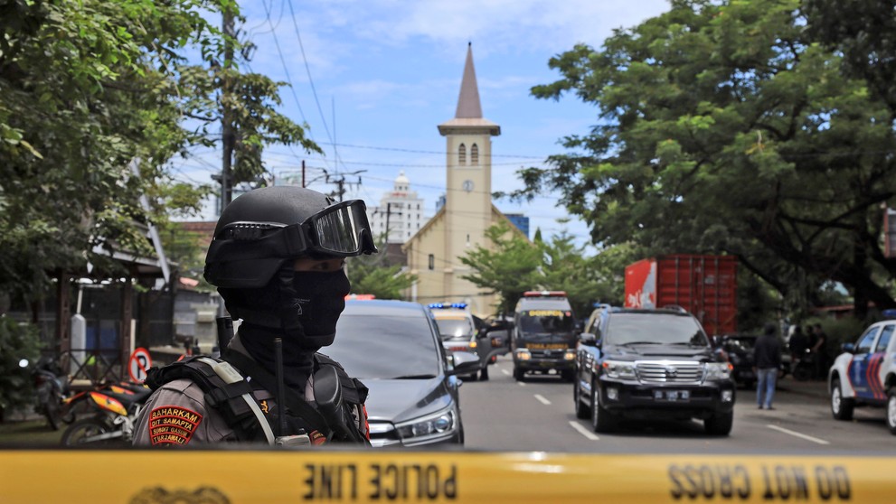 Samovražedný útočník sa v Indonézií odpálil pred katedrálou