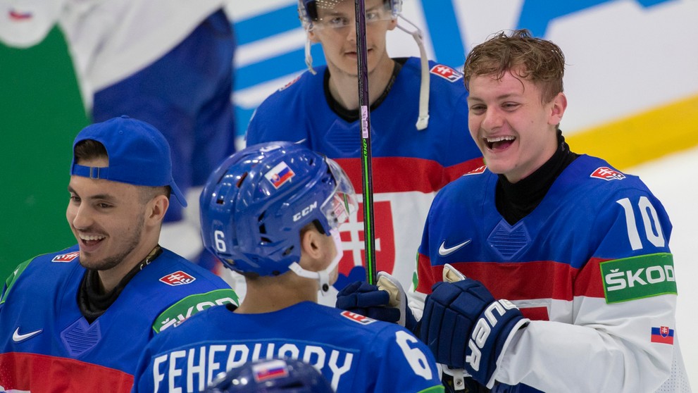 Radosť slovenských hokejistov po výhre nad Talianskom.