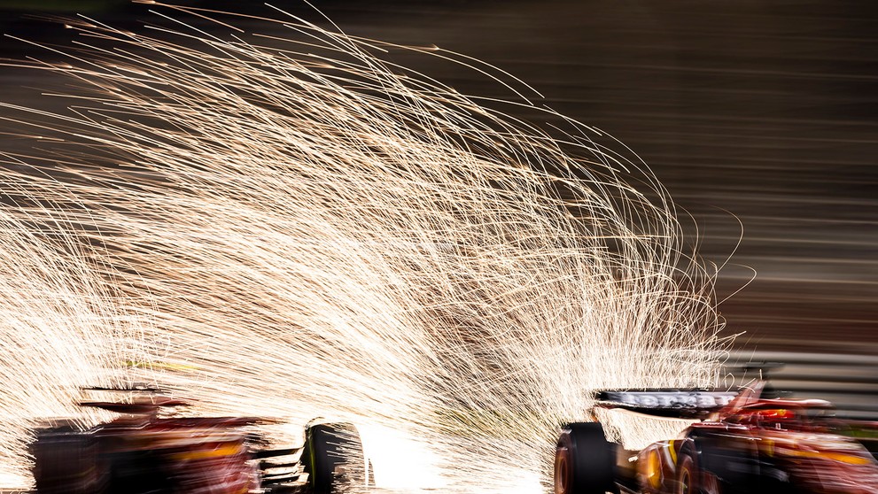 Ferrari duo Leclerc-Sainz počas VC Bahrajnu. Nerovnosť na konci štartovej rovinky spôsobuje veľké iskrenie spod áut a nočné preteky ich vizuálny efekt ešte násobia.