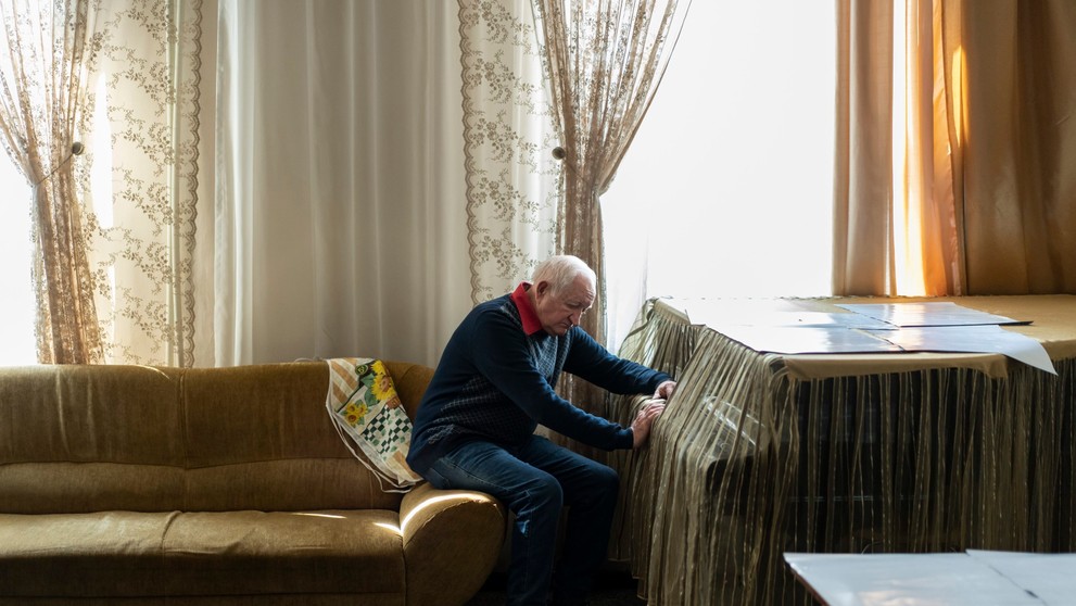 Ukrajinský vysídlenec oddychuje v divadle v meste Drohobyč na západe Ukrajiny.