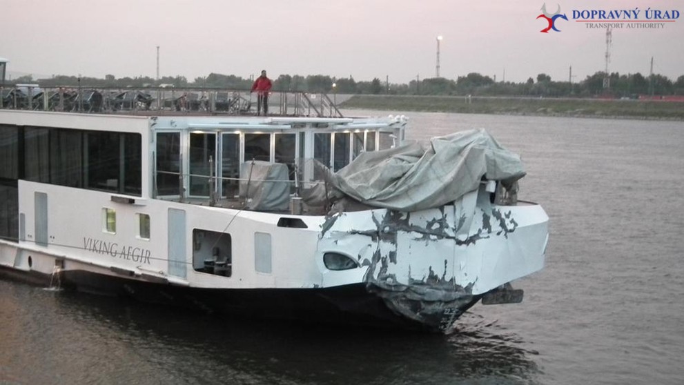 Havarovaná loď na Dunaji.