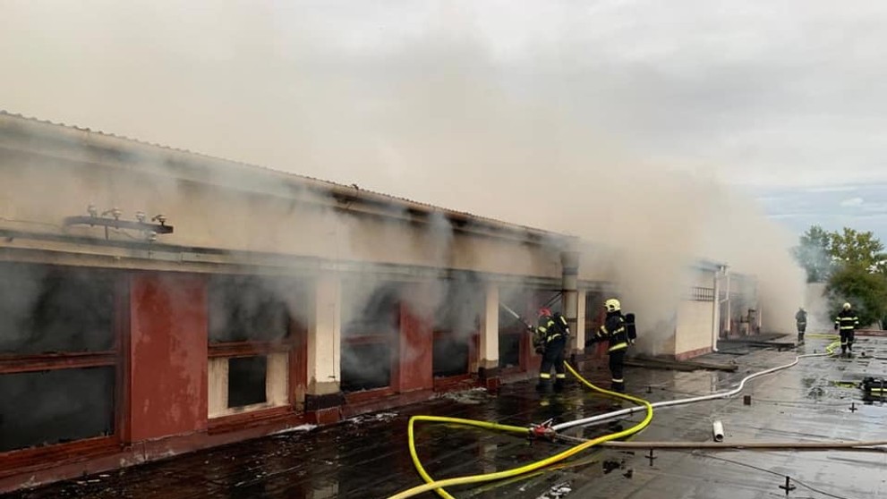 Požiar predajne s nábytkom.