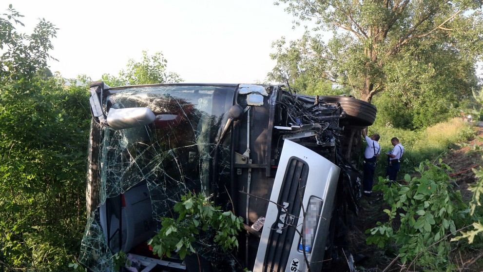 Autobus so slovenským evidenčným číslom, ktorý havaroval po zrážke s osobným autom pri obci Taktaharkány.