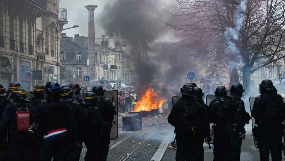 Policajti požívajú slzotvorný plyn proti protestujúcemu davu v Bordeaux.