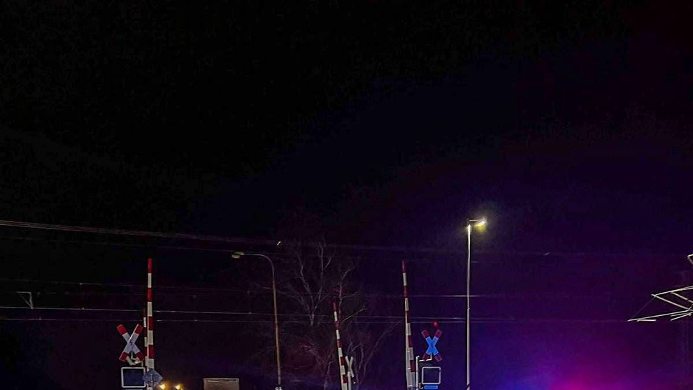 Kamión uviazol na priecestí