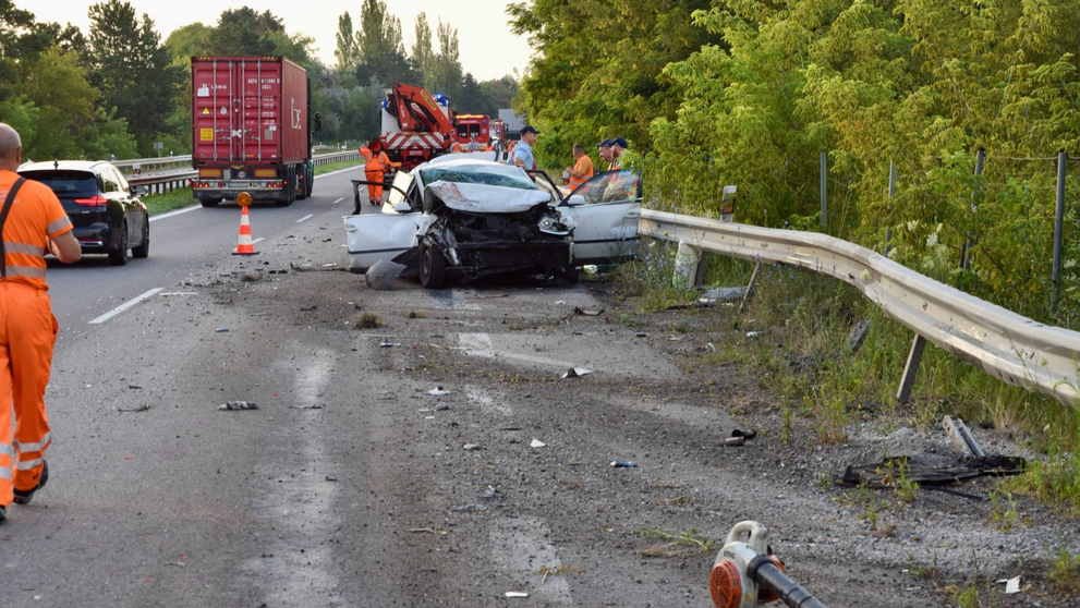 Nákladiak vpálil do odstaveného auta na krajnici na R1.
