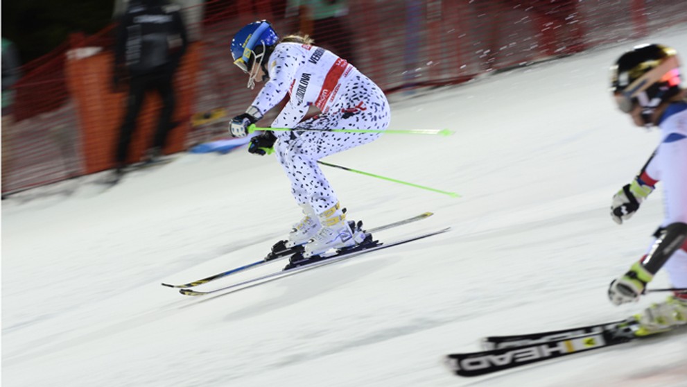 Veronika Velez-Zuzulová (vľavo) súťaží so Švajčiarkou Larou Gutovou v paralelnom slalome sp.