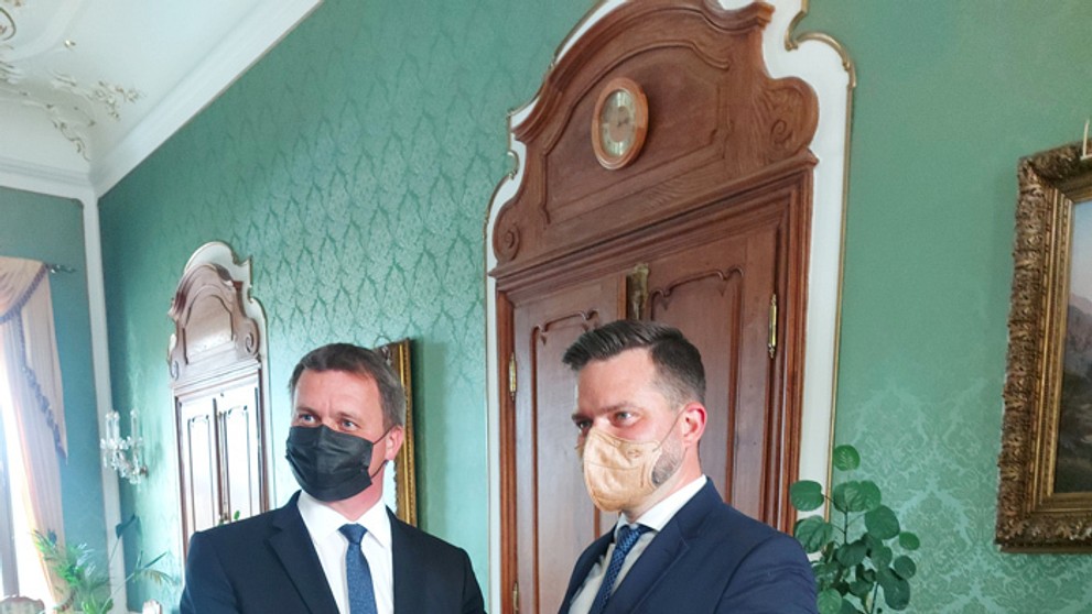 Riaditeľ protokolu kancelárie prezidentky Roman Roth a hovorca hlavy štátu Martin Strižinec.