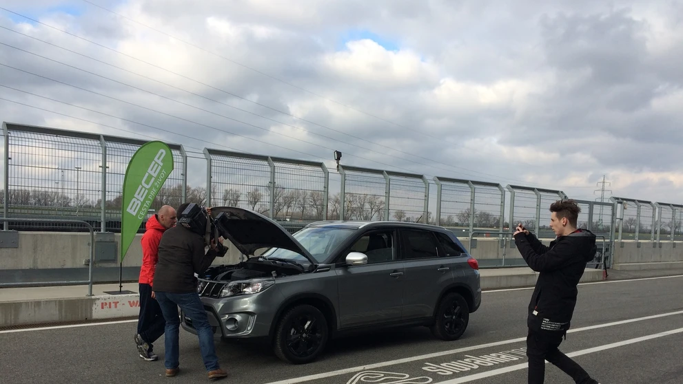 Inštruktor Mišo a Zvery za volantom – Expl0ited, Moma a Matúš.  