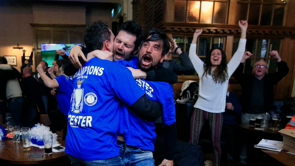 Fanúšikovia Leicester City oslavujú majstrovský titul v anglickej futbalovej Premier League.