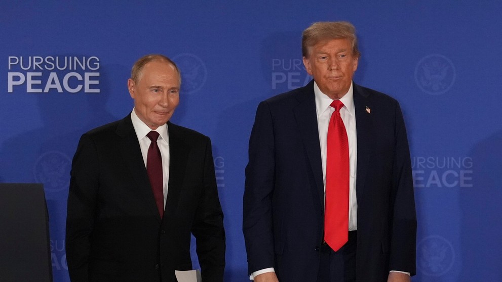 Sprava Donald Trump a Vladimir Putin počas konferencie po rokovaniach.